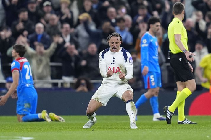 Xavi Simons fagnar öðru marka sinna fyrir Tottenham í kvöld.