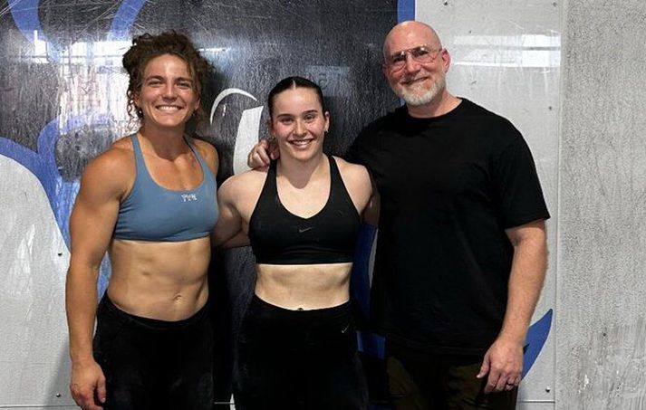 Bergrós Björnsdóttir er hér í miðjunni á milli Alex Gazan og þjálfara hennar Justin Cotler.