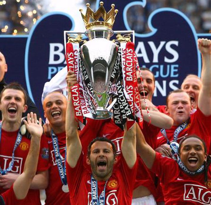Giggs með Englandsmeistarabikarinn á lofti.