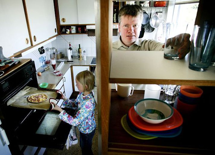 Pálmi Jónasson er ekki sá eini í fjölskyldu sinni sem kann vel að meta góðan mat. Auður, níu ára gömul dóttir hans, stal senunni þegar ljósmyndari leit við, en hún var þá að elda Auðar-pizzu.