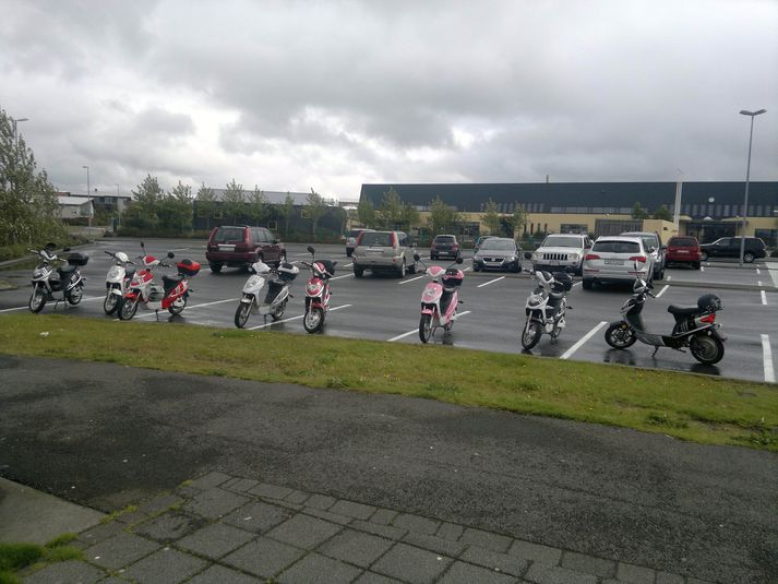 Nemendur Áslandsskóla hafa fengið úthlutað hluta af bílastæði skólans undir rafmagnsvespur.