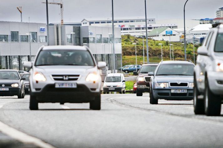 Fjöldi bíla streyma úr bæjum og borgum þessa helgina, enda mikið framboð af hátíðum víða um land.