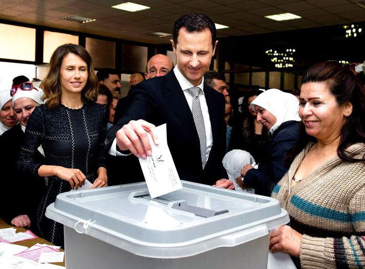 Sýrlensku forsetahjónin Asma (t.v.) og Bashar al-Assad (f.m.) árið 2016.