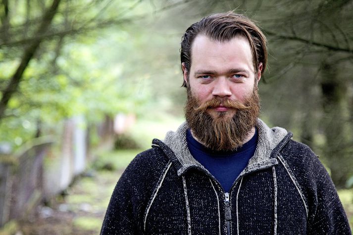 Jóhannes gengur nú um göturnar alskeggjaður. Hann segir vissulega kost að skeggið haldi á honum hita í íslensku haustgolunni, en hann heldur utan til Írlands von bráðar og lýkur þar með tökum á Game of Thrones.  