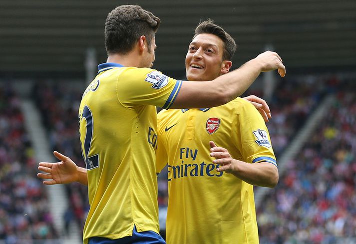 Olivier Giroud fagnar marki sínu ásamt Mesut Özil.