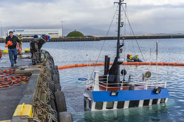 Tæpur klukkutími leið frá því að Perla var sjósett og þar til hún var sokkin í Reykjavíkurhöfn.