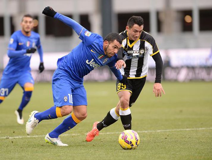 Carlos Tévez komst lítt áleiðis gegn varnarmönnum Udinese í dag.