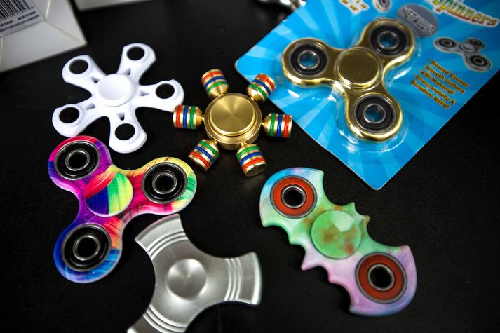 Fidget spinner, eða þeytingur, var tilnefnt skrifstofuleikfang ársins 2017 af Forbes.