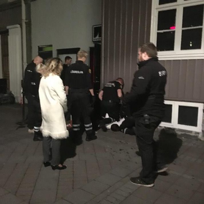 Tveir menn réðust að dyraverði á skemmtistaðnum NASA í gærkvöldi.