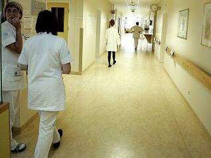 Farið verður vandlega yfir starf kvennadeildarinnar og grein gerð fyrir því hvaða þjónusta teljist bráðaþjónusta og verði veitt þó af verkfallsaðgerðum ljósmæðra verði. 
