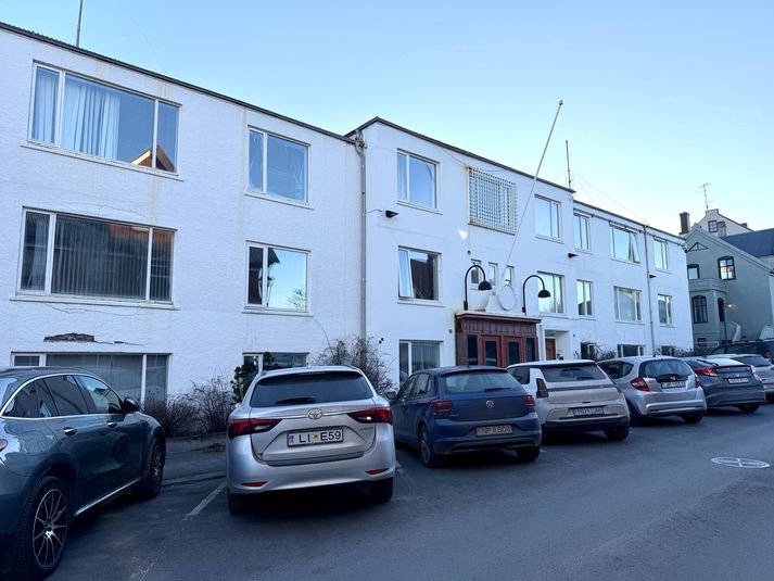 Til stendur að rífa viðbyggingarnir við húsnæðið sem áður hýsti bandaríska sendiráðið.