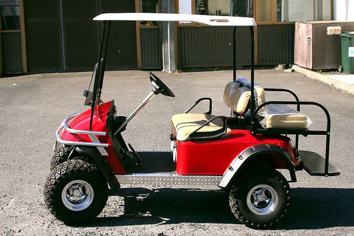 Golfbíll Mennirnir rúntuðu um á tveimur golfbílum og óku öðrum þeirra út í skurð.