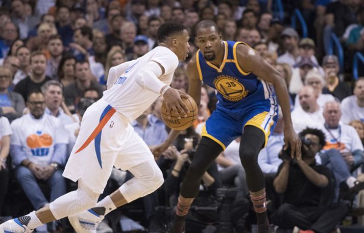 Russell Westbrook sækir að Kevin Durant, sínum gamla liðsfélaga.