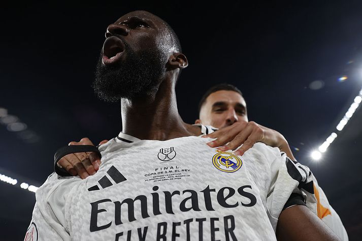 Antonio Rüdiger fagnar öðru marka Real Madrid í úrslitaleiknum. Hann var svo kominn af velli þegar Barcelona tryggði sér 3-2 sigur í framlengingunni og trylltist á hliðarlínunni.
