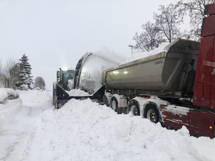 Notkun stórvirkra snjótætara eða blásasra hefur auðveldað snjómoksturinn mjög á seinni árum.