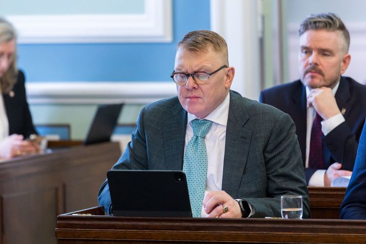 Jón rengir ekki fundargerðina sjálfa eða ummæli útvarpsstjóra sem koma þar fram, heldur skellir skömminni á Morgunblaðið.