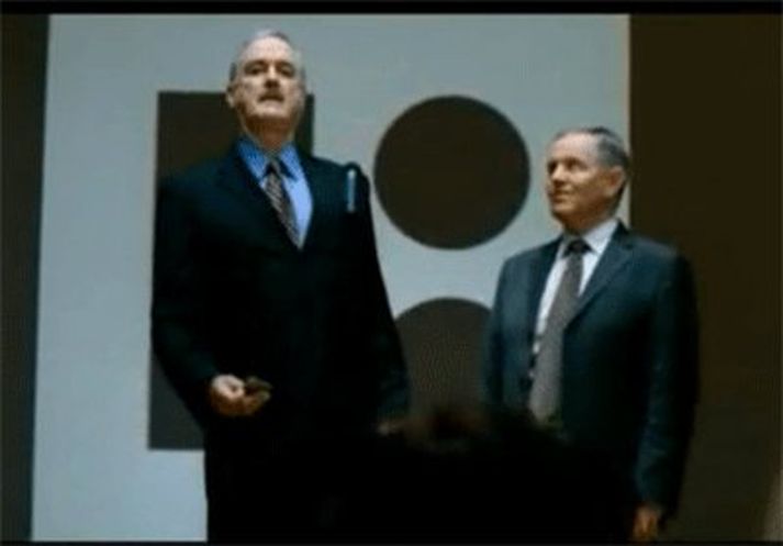 John Cleese átti sína stund í útrásinni en finnst greinilega ekki mikið til hennar koma. Hér er hann í auglýsingu fyrir Kaupþing með Randveri Þorlákssyni.