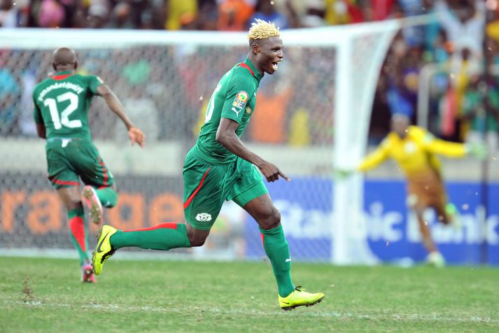 Liðsmenn Búrkína Fasó fagna hér sigrinum í kvöld.