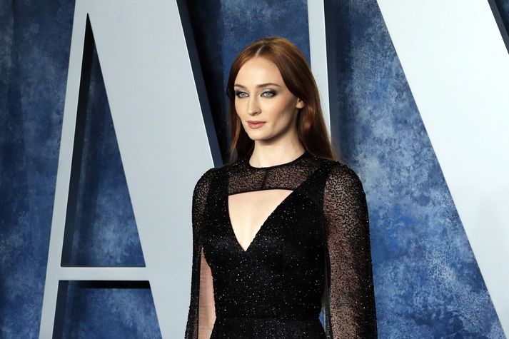 Sophie Turner verður Lara Croft sem sést gjarnan í gráum hlýrabol og brúnum stuttbuxum.