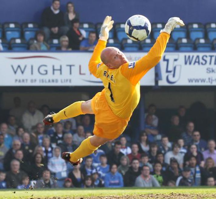 Brad Friedel með skemmtileg tilþrif í markinu.