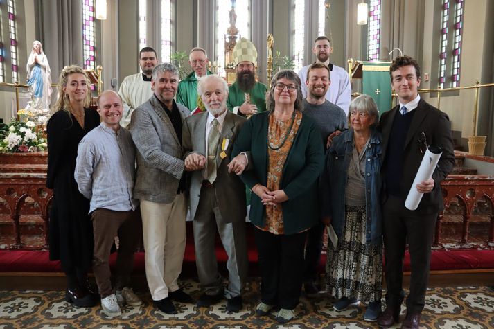 Pétur Marteinn Páll Urbancic hlaut heiðursviðurkenningu Vatíkansins árið 2024, fyrstur Íslendinga, og tók við henni með fjölskyldu sinni í Landakotskirkju.