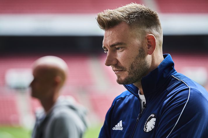 Bendtner spjallar við fjölmiðla.