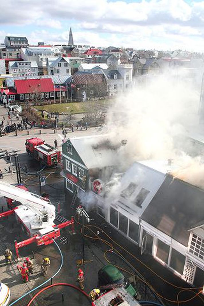 Mikinn reyk lagði yfir miðbæinn og um tíma lagði reykinn beint yfir Hótel Borg þar sem mikill fjöldi ferðamanna gistir. Nýtt brunakerfi stóðst álagið og kom í veg fyrir að reykræsta þyrfti hótelið.
