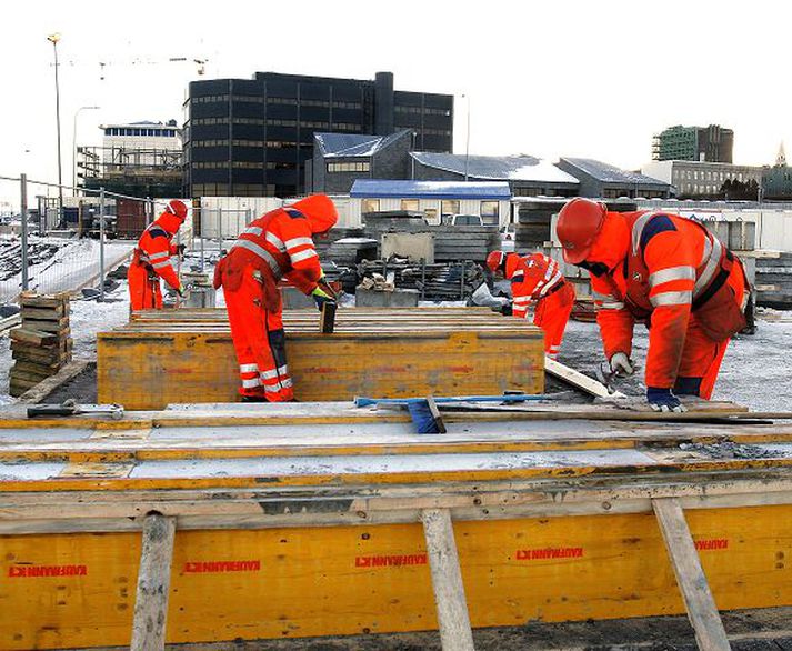 Framkvæmdir í skugga Seðlabankans Seðlabanki Íslands hefur róið að því að kæla hér hagkerfið með það fyrir augum að ná tökum á verðbólgu. Háir stýrivextir bankans skila sér út í vaxtaróf bankanna þannig að skórinn kreppir að hjá hluta skuldara í það minnsta. Með því á að draga úr útgjaldagleði og létta á verðbólguþrýstingi. Rétt eins og kuldaboli bítur hér að ofan eru stýrivextir bankans teknir að bíta, en áhrif stýrivaxtanna á gengi krónunnar er líka mikilvægt, því sterkari gjaldmiðill gerir innflutning hagkvæmari og ætti að leiða til lægra vöruverðs. 