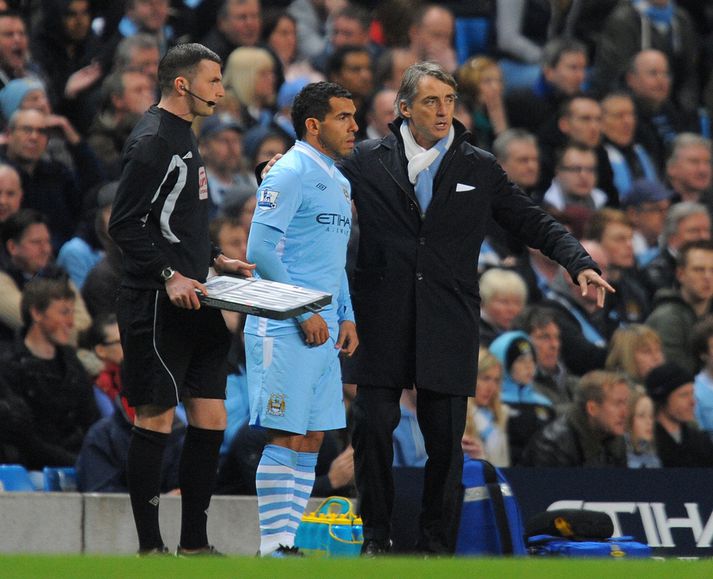 Það var söguleg stund er Mancini hleypti Tevez inn á völlinn í kvöld.