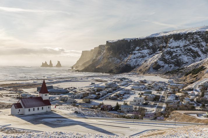 Þjóðvegurinn klýfur þorpið en þar aka milljón bílar á ári. 