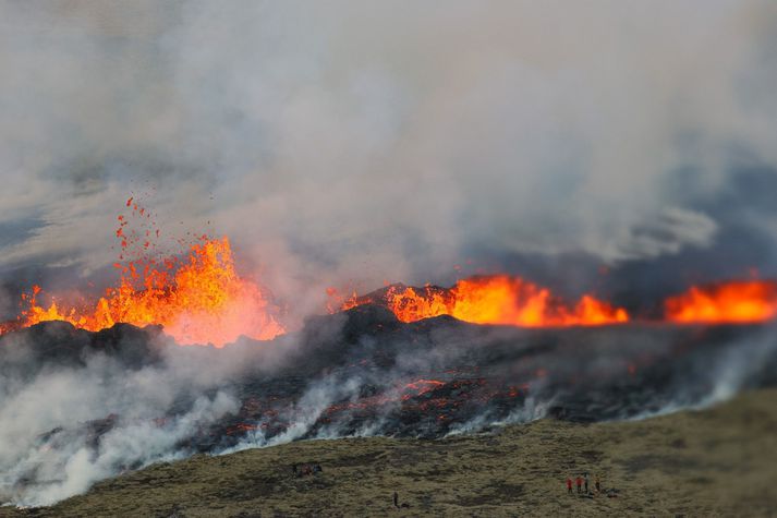 Rauðglóandi hraunið er strax farið að breiða úr sér.