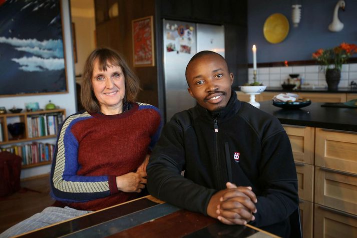 Þau Þórunn Rakel Gyfadóttir og Simon Okoth Aora hafa sent frá sér bókina Mzungu. Bókin er tekin fyrir í Lestrarklefanum.