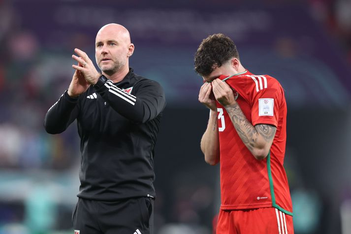 Neco Williams felldi tár eftir leikinn gegn Bandaríkjunum. Við hlið hans er Rob Page, landsliðsþjálfari Wales.