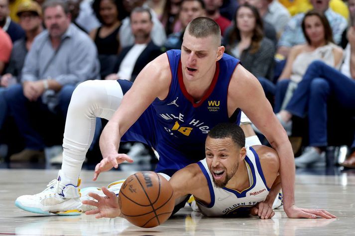 Nikola Jokic og Stephen Curry í baráttu um boltann.