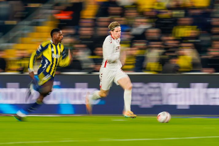Logi Tómasson á ferðinni í leiknum gegn Fenerbahce.