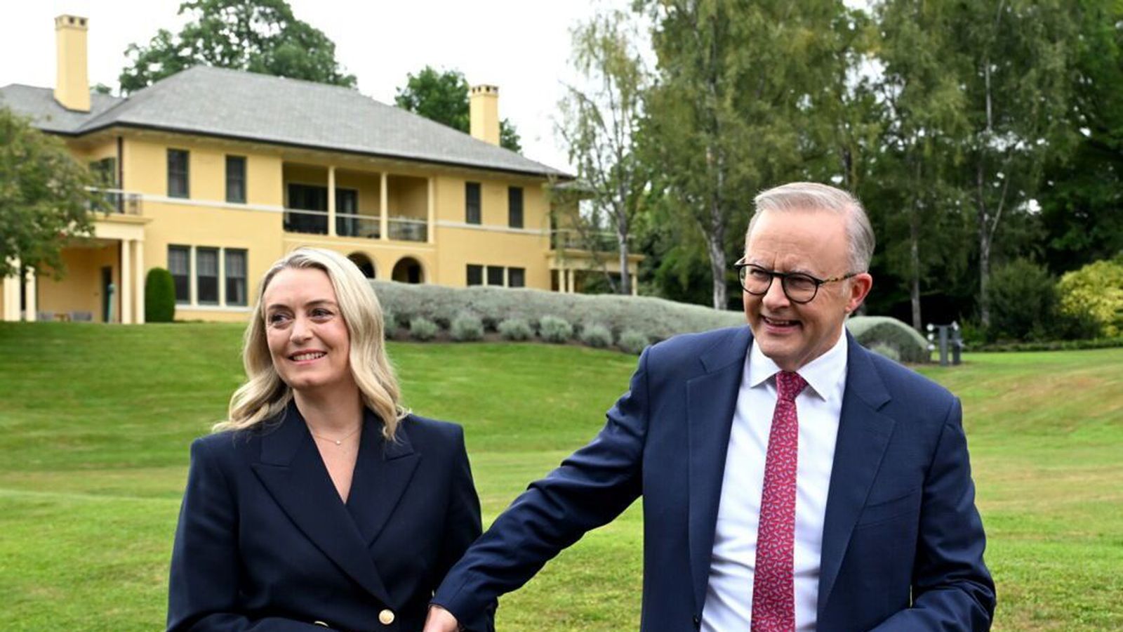 Komu for­sætis­ráðherranum í var vegna sprengju­hótunar