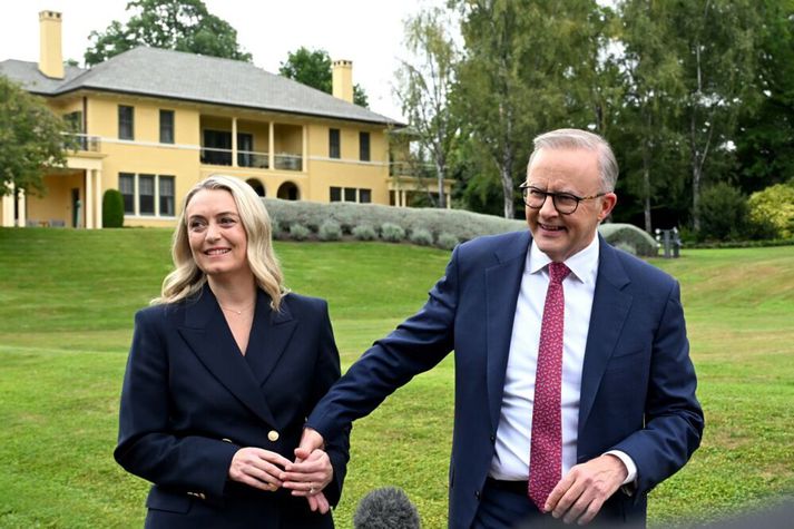 Anthony Albanese með eiginkonu sinni, Jodie Haydon, fyrir framan Skálann, ráðherrabústað ástralska forsætisráðherrans í höfuðborginni Canberra.