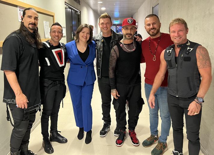 Frá vinstri: Kevin Richardson, Howie Dorough, Eliza Reid, Nick Carter, AJ Mclean, Danny Ramadan og Brian Littrell.