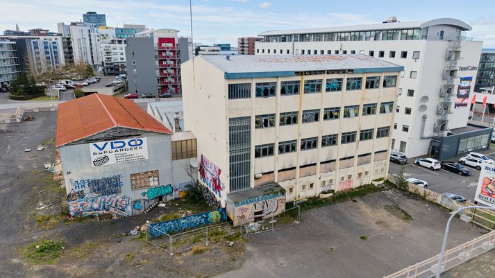 Byggingarnar á lóðinni við Borgartún 34-36, aftan við Hótel Cabin, hafa munað fífil sinn fegurri. 