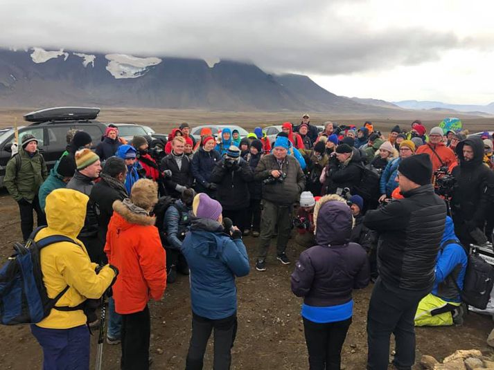 Ok er ekki lengur jökull. Það var fjölmennt við minningarathöfnina í dag