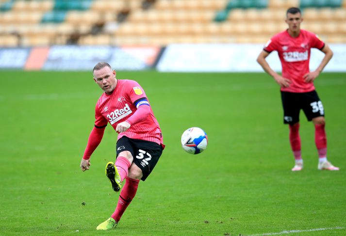 Wayne Rooney verður ekki með Derby í kvöld en hann er í sóttkví eftir að maður sem heimsótti hann greindist með kórónuveiruna.