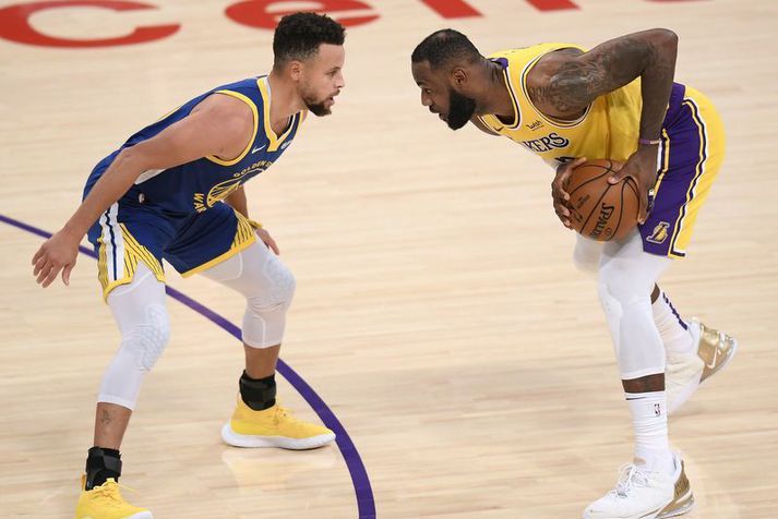 Lið þeirra LeBron James hjá Los Angeles Lakers og Stephen Curry hjá Golden State Warriors mætast í umpili NBA deildarinnar.