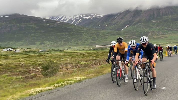 Keppendur hjóluðu í fallegu landslagi, í gegnum Ólafsfjörð og Dalvík, á leið sinni til Akureyrar.