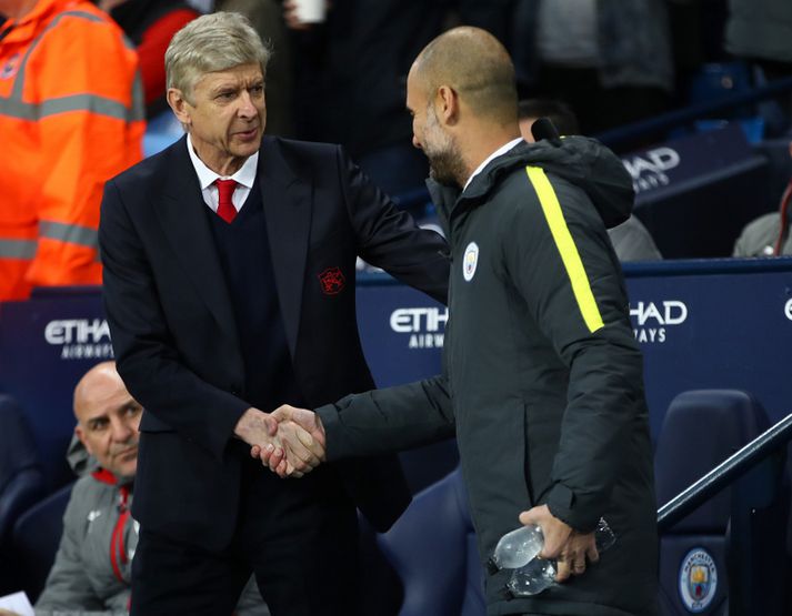 Arsene Wenger og Pep Guardiola takast í hendur.