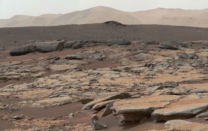 Vatn flæddi um yfirborð Mars á árum áður og þar voru jafnvel höf en þegar plánetan tapaði mestu af andrúmslofti sínu og breyttist í þá köldu og þurru plánetu sem við þekkjum í dag.