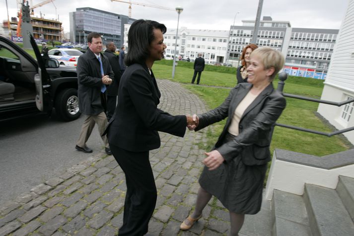 Condoleezza Rice hittir Ingibjörgu fyrir utan Höfða fyrir stundu.