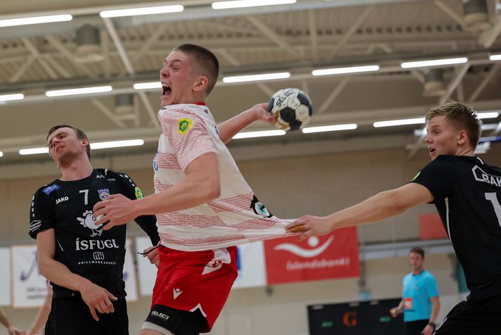 Einar Bragi Aðalsteinsson hefur slegið í gegn í Olís-deildinni í vetur.