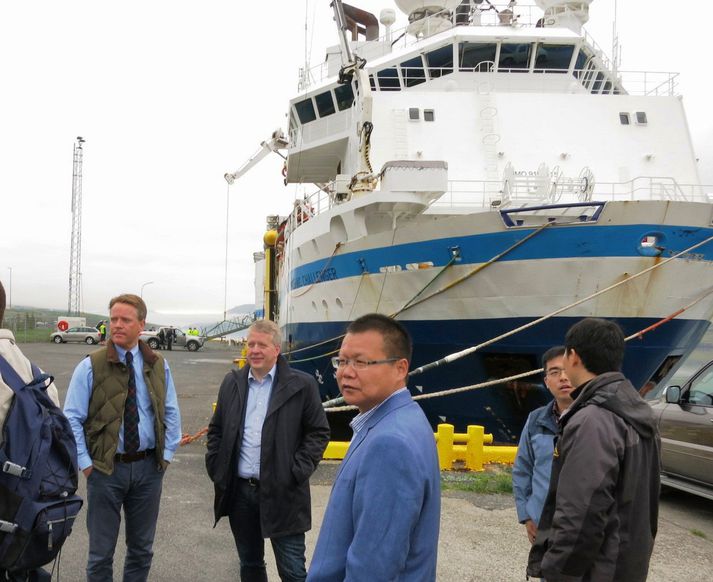 Bjartsýni ríkti á Reyðarfirði haustið 2015 þegar rannsóknarskipið Oceanic Challenger hélt á Drekasvæðið. Á bryggjunni hittust fulltrúar Eykons, CNOOC og Petoro, sem stóðu saman að einu sérleyfanna.