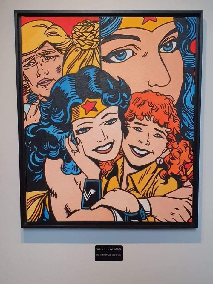 Málverkið, sem ber titilinn Wonderwoman, er til minningar um Kristínu Óskarsdóttur, sem bjó í íbúðakjarnanum og lést á síðasta ári.