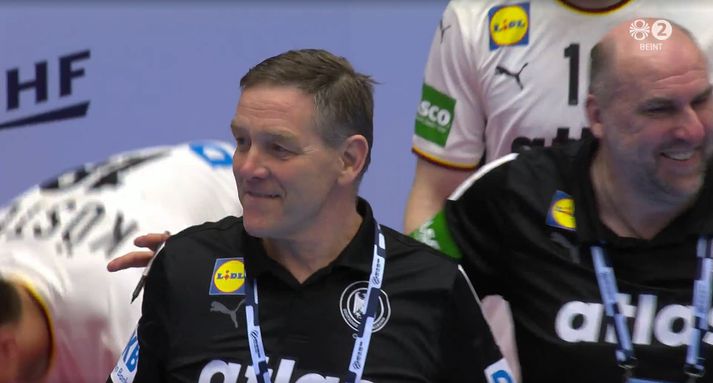 Alfreð Gíslason var glaðbeittur eftir að hafa náð að taka leikhlé á hárréttum tímapunkti og aðstoðarmanni hans var ekki síður skemmt.